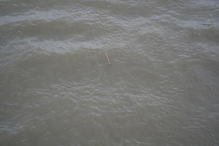 木製十字架投入泰晤士河。（翻攝自FB@St Magnus the Martyr, London Bridge）